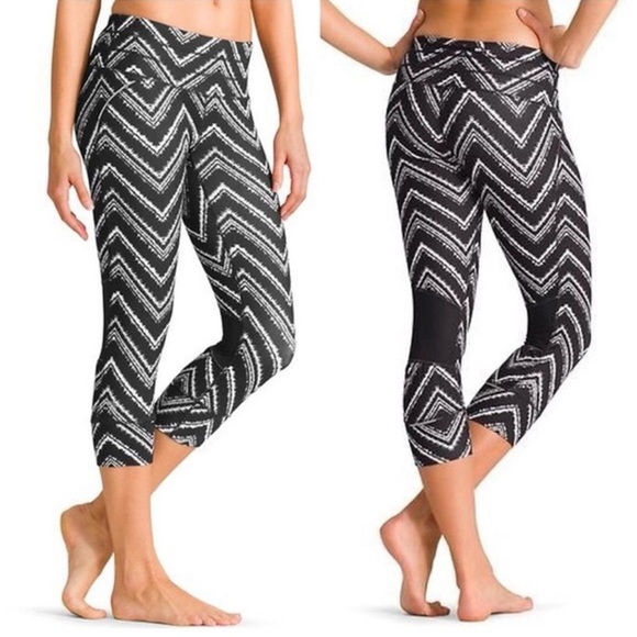 Athleta Zig Zag Relay Capri Black White Chevron Cropped Leggings Size Small - Picture 1 of 10